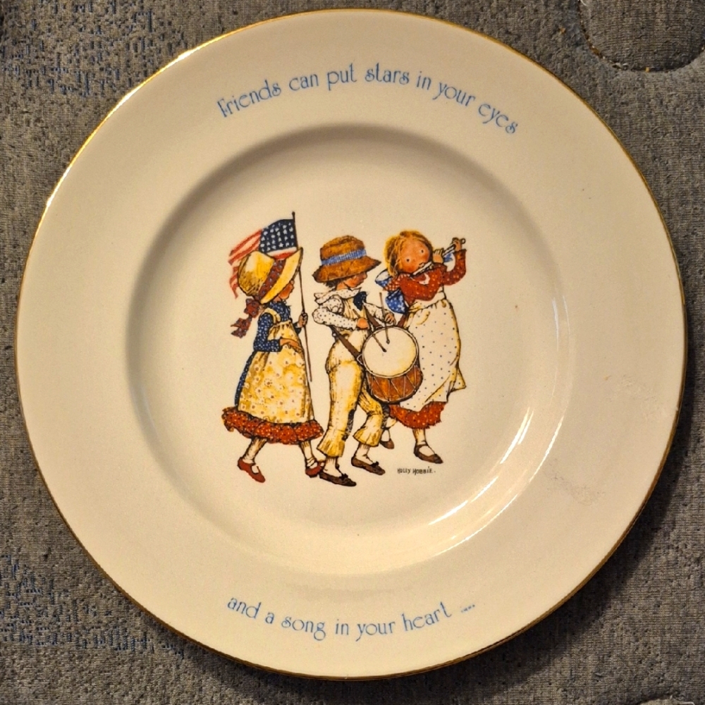Holly Hobbie Freedom SERIES 1776-1976 Collectors Plate.